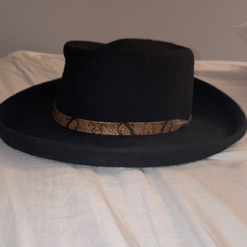 Brimmed fashion hat